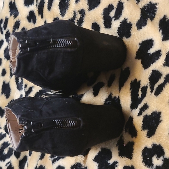 Qupid brand black suede wedge heels/ankle boots w open toe & zipper back. Size 6 - Picture 3 of 3
